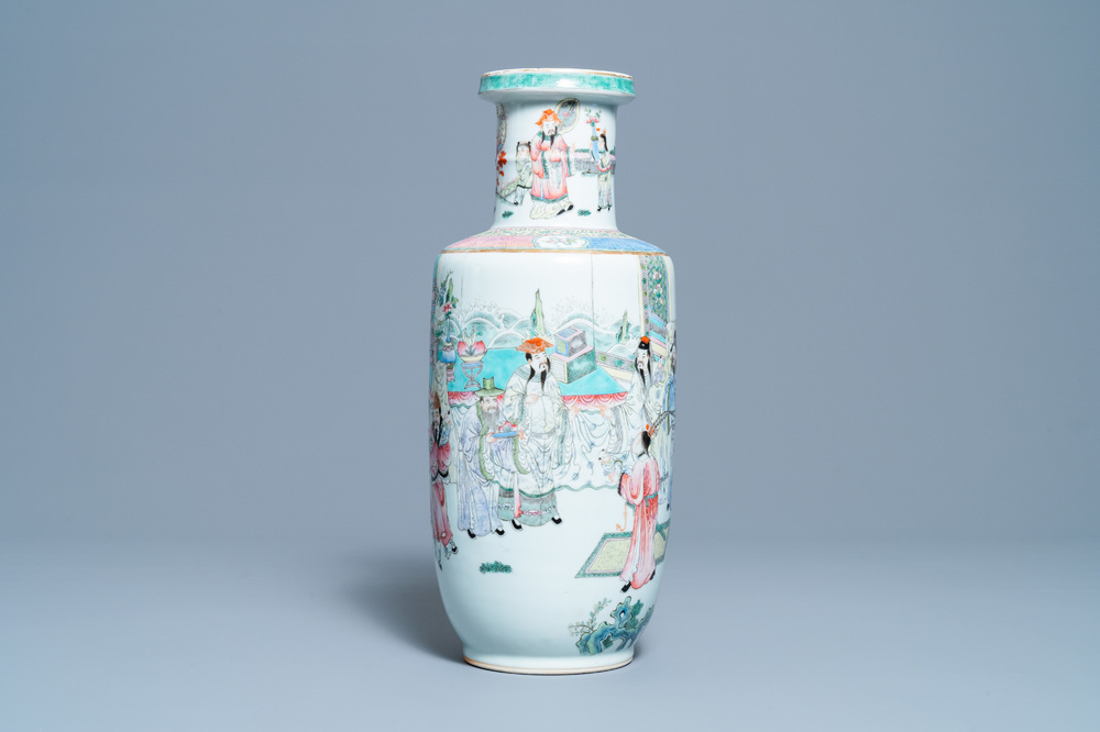 Un vase de forme rouleau en porcelaine de Chine famille rose, 19/20&egrave;me