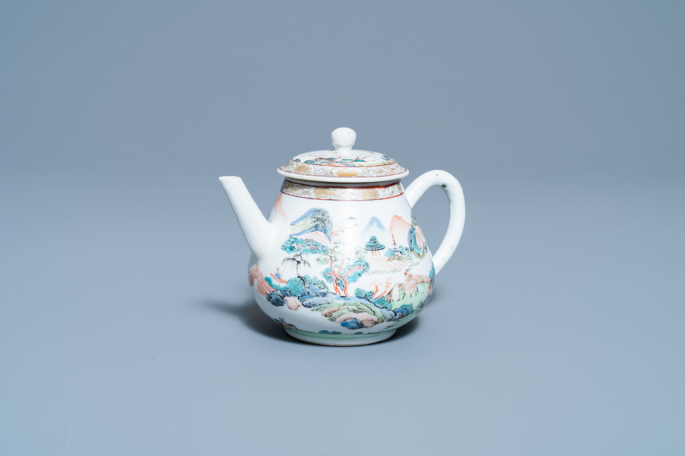Une th&eacute;i&egrave;re en porcelaine de Chine famille rose &agrave; d&eacute;cor d'un paysage montagneux, Yongzheng