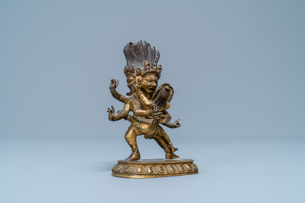 Een Sino-Tibetaanse vergulde bronzen figuur van Hayagriva, 18/19e eeuw