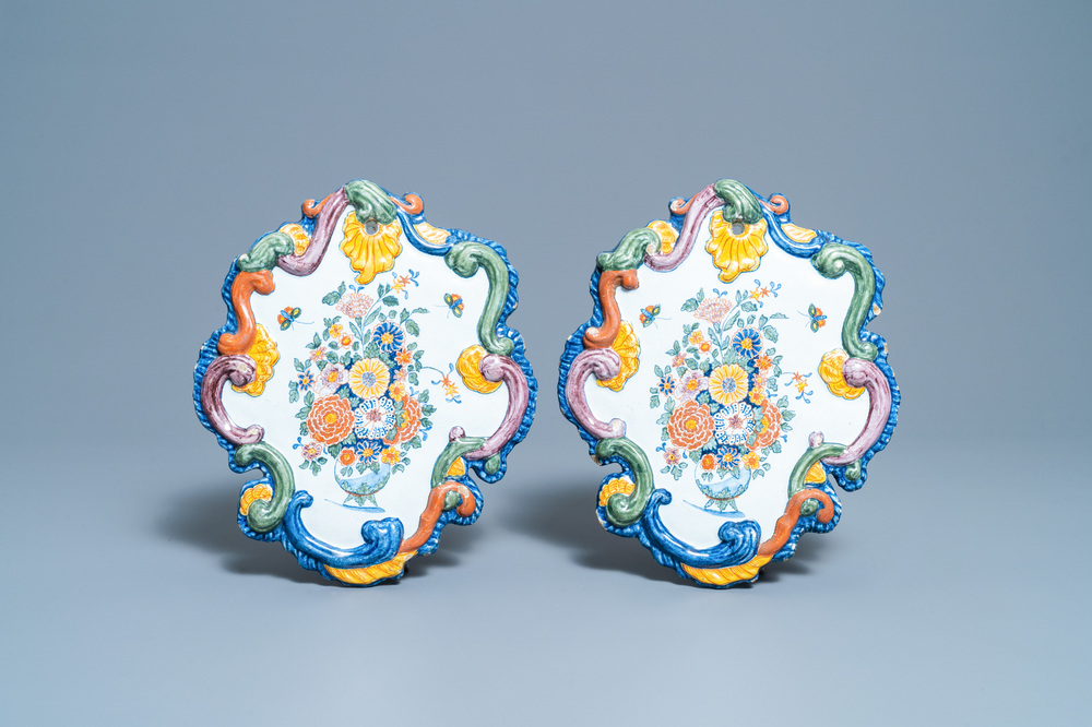 Une paire de plaques en fa&iuml;ence de Delft polychrome &agrave; d&eacute;cor de vases fleuris, 18&egrave;me