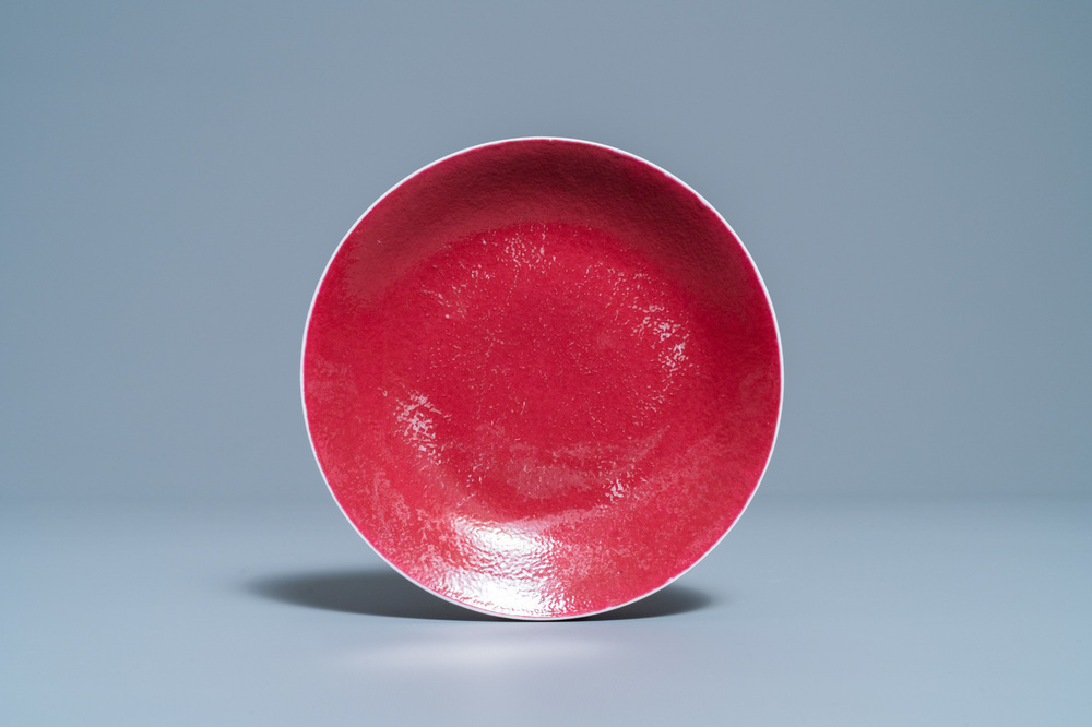 Une assiette en porcelaine de Chine rouge de rubis monochrome, marque et &eacute;poque de Jiaqing