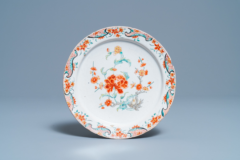 Une assiette en fa&iuml;ence de Delft petit feu &agrave; d&eacute;cor floral de style chinoiserie, 18&egrave;me
