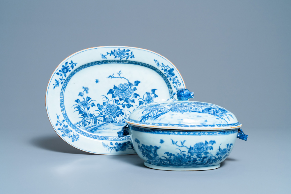 Une terrine couverte sur pr&eacute;sentoir en porcelaine de Chine en bleu et blanc, Qianlong