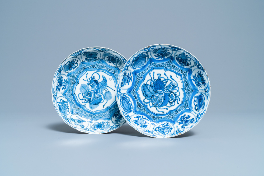 Deux assiettes en porcelaine de Chine en bleu et blanc de type kraak, Wanli