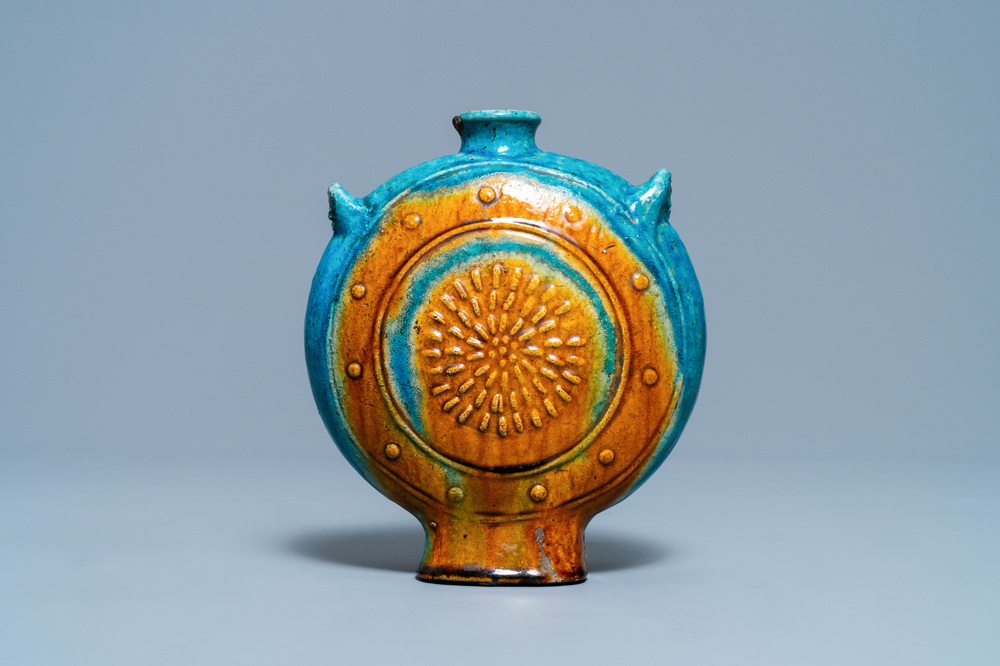 Een Chinese turquoise en oker-geglazuurde 'moonflask' vaas, Ming