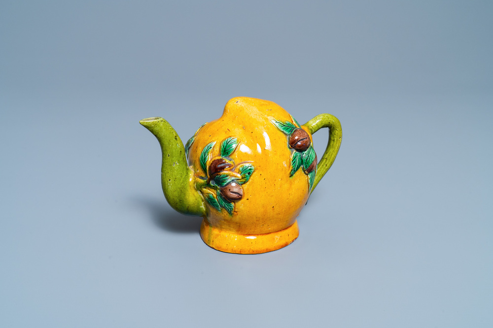 A Chinese sancai-glazed peach-shaped cadogan teapot, 19th C.