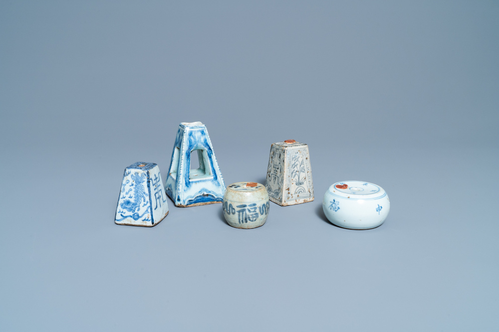 Vijf Chinese blauw-witte scrollgewichten, Ming/Qing