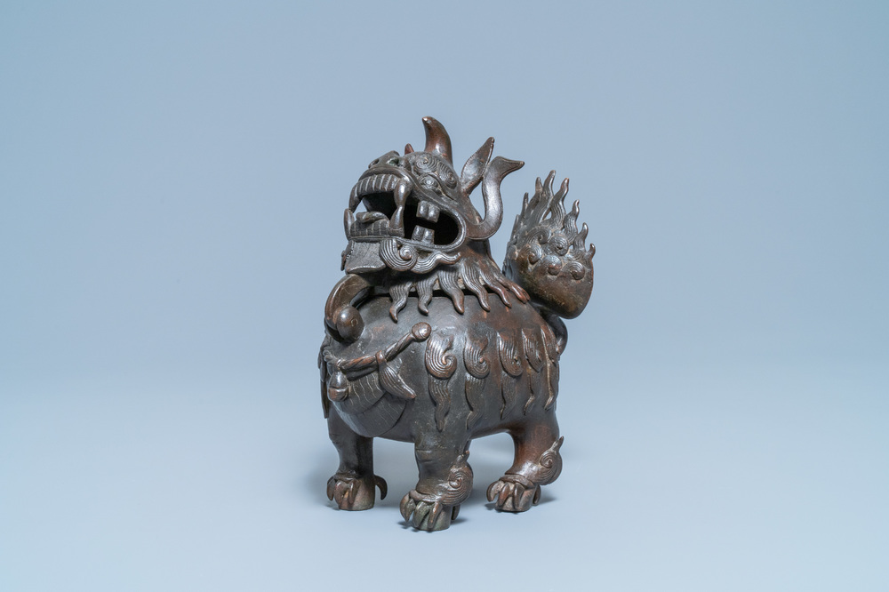 Un grand br&ucirc;le-parfum en bronze laqu&eacute; en forme de luduan, Ming
