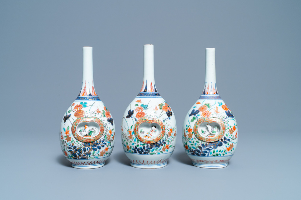 Drie Japanse flesvormige Imari vazen met reli&euml;fdecor, Edo, 17/18e eeuw