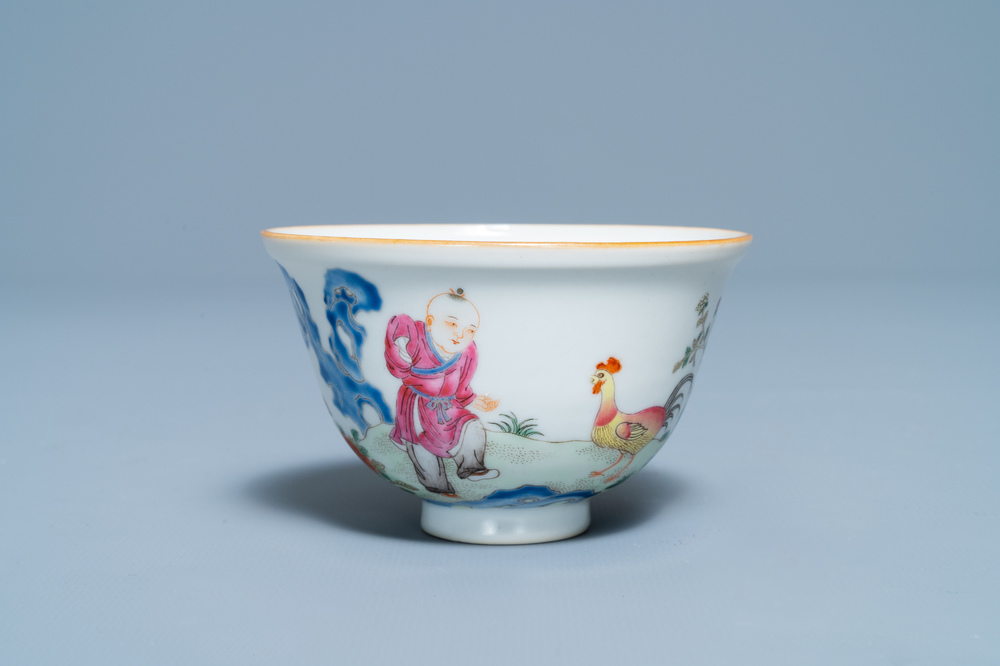 Een Chinese famille rose 'chicken' cup, Qianlong merk, 19/20e eeuw
