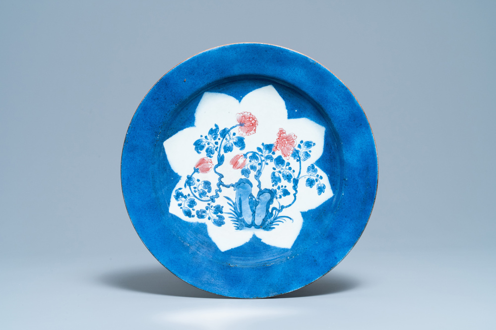 Een Chinese blauw-witte en koperrode schotel met poederblauwe fondkleur, Kangxi