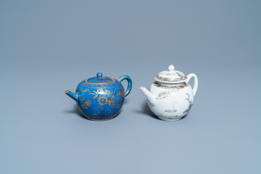 Een Chinese poederblauwe en vergulde theepot en een grisaille theepot, Kangxi/Yongzheng