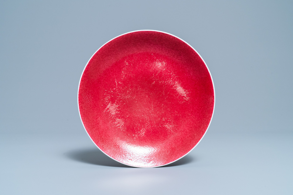 Un plat en porcelaine de Chine rouge de rubis monochrome, marque et &eacute;poque de Jiaqing