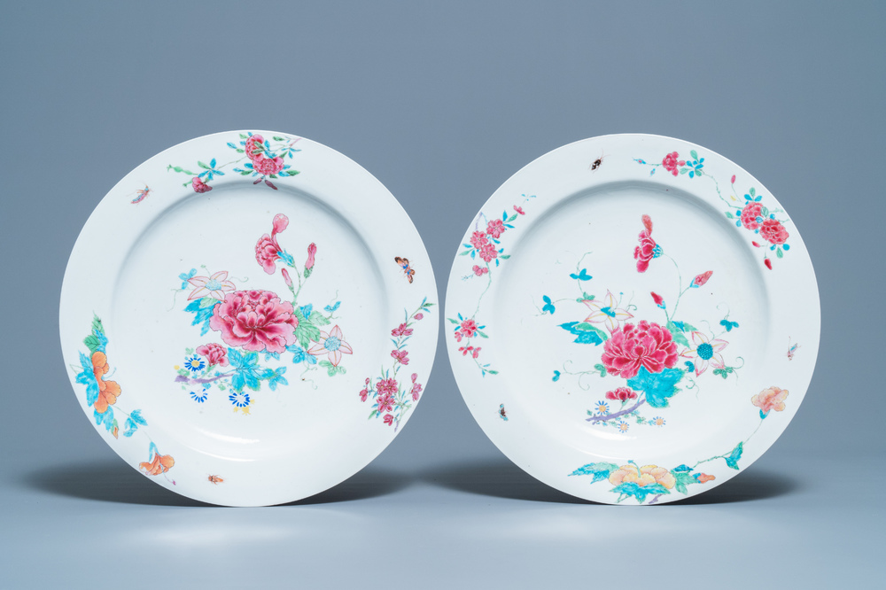 Une paire de plats en porcelaine de Chine famille rose &agrave; d&eacute;cor floral, Yongzheng