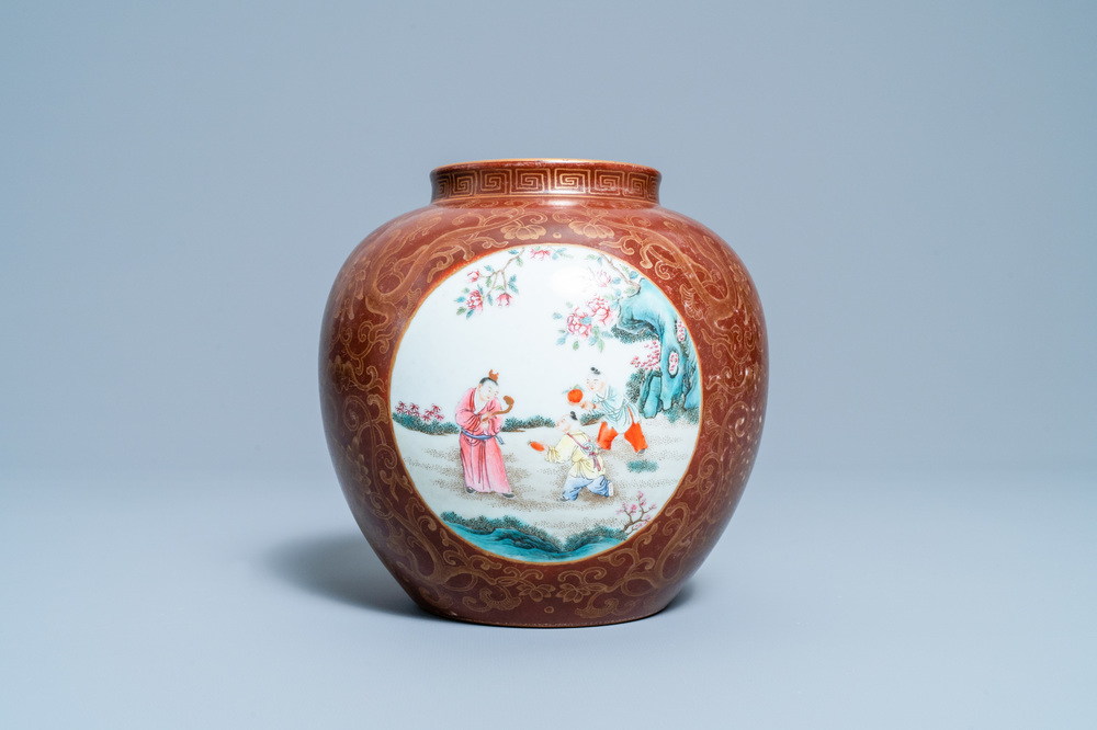 Un vase en porcelaine de Chine famille rose sur fond caf&eacute;-au-lait, marque de Qianlong, 20&egrave;me