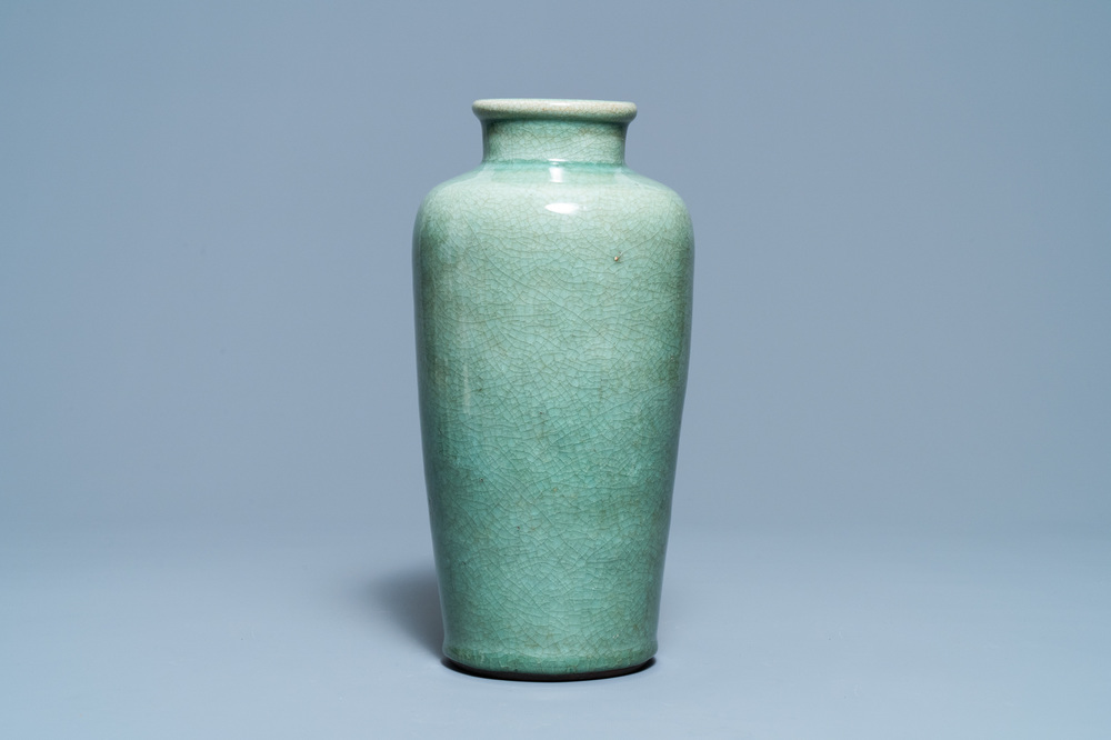 Een Chinese monochrome celadon vaas met craquel&eacute; glazuur, 19e eeuw