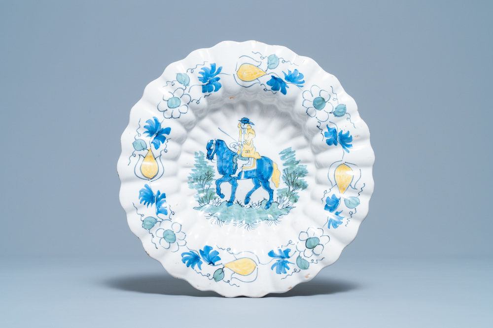 Un plat godronn&eacute; en fa&iuml;ence de Delft polychrome &agrave; d&eacute;cor d'un homme sur cheval, fin du 17&egrave;me