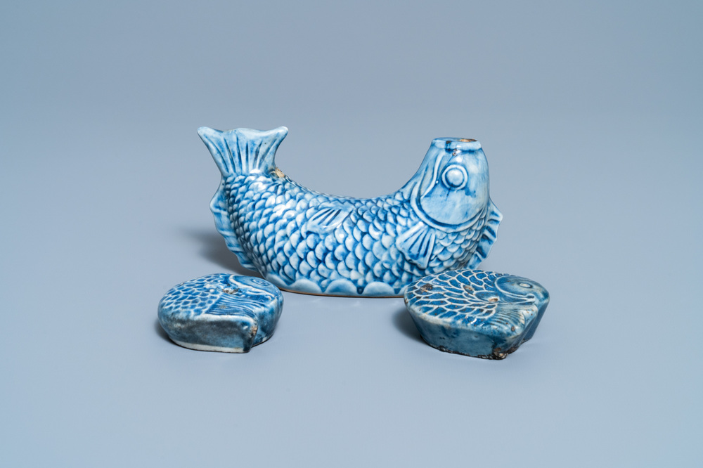 Trois compte-gouttes en forme de poisson en porcelaine de Cor&eacute;e en bleu monochrome, Joseon, 19&egrave;me