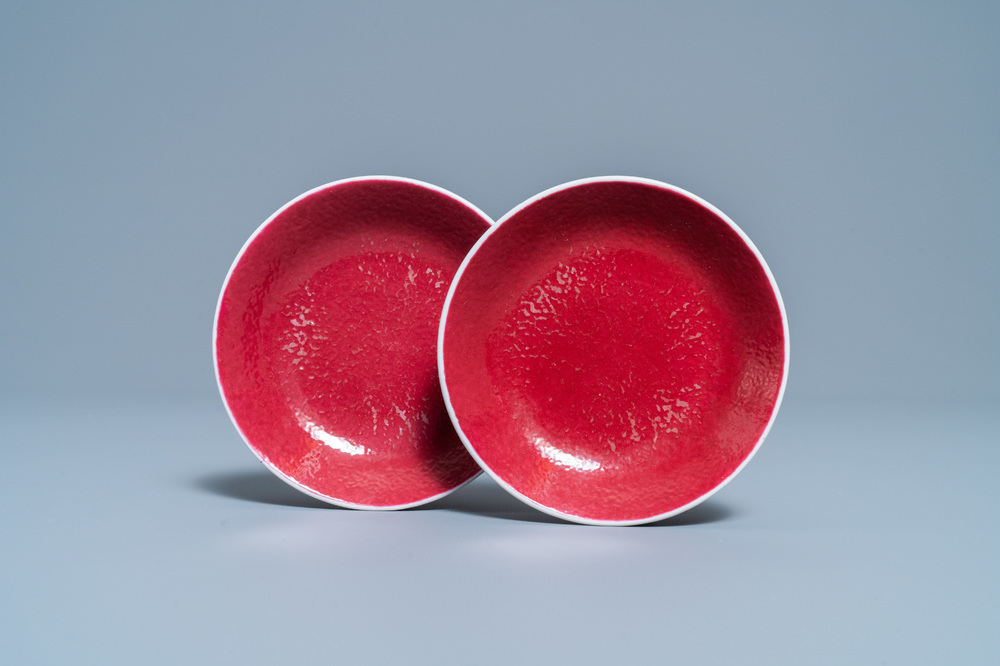 Une paire de coupes en porcelaine de Chine rouge de rubis monochrome, marque et &eacute;poque de Jiaqing