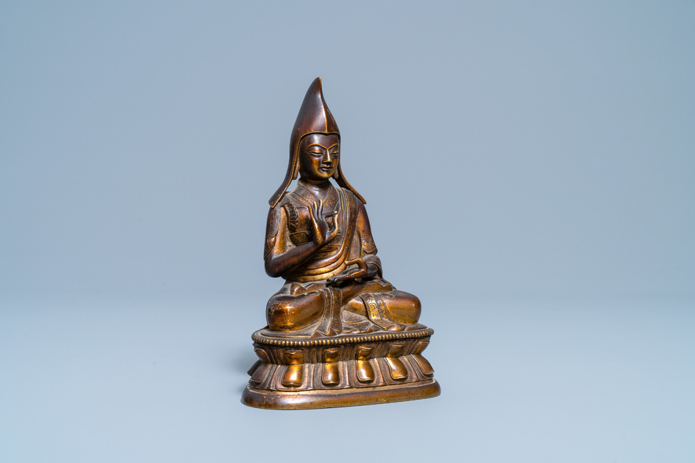 A Sino-Tibetan gilt bronze figure of a lama, 18/19th C.