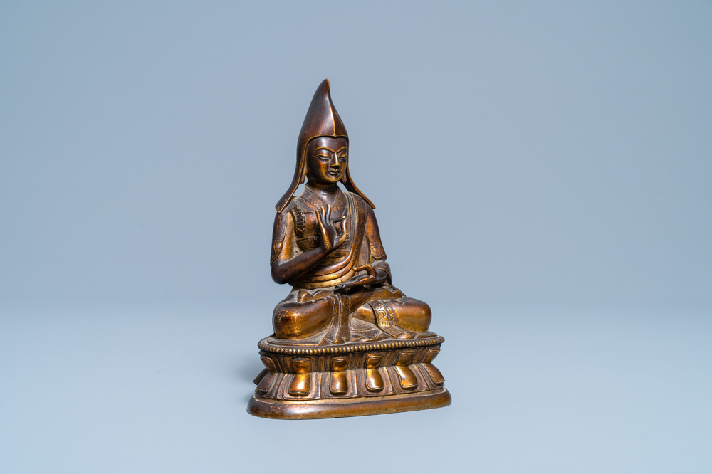 Une figure d'un lama en bronze dor&eacute;, Sino-Tibet, 18/19&egrave;me