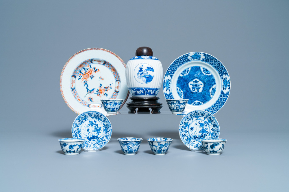 Een Chinese blauw-witte theebus, zes koppen, twee schotels en twee borden, Kangxi/Yongzheng