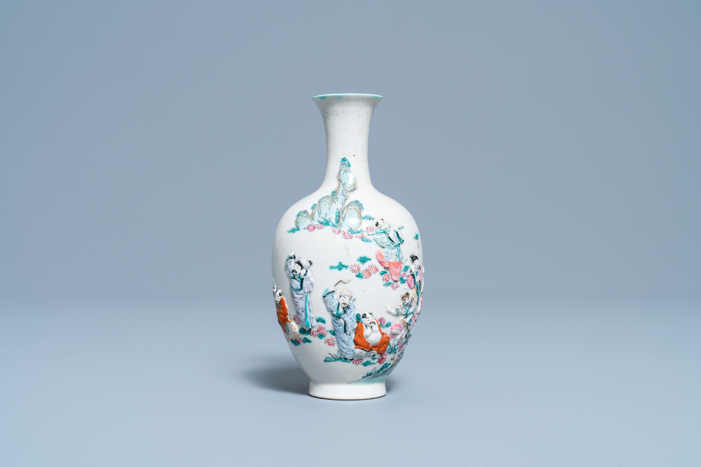 Un vase en porcelaine de Chine famille rose &agrave; d&eacute;cor d'immortels en relief, marque de Qianlong, 19&egrave;me