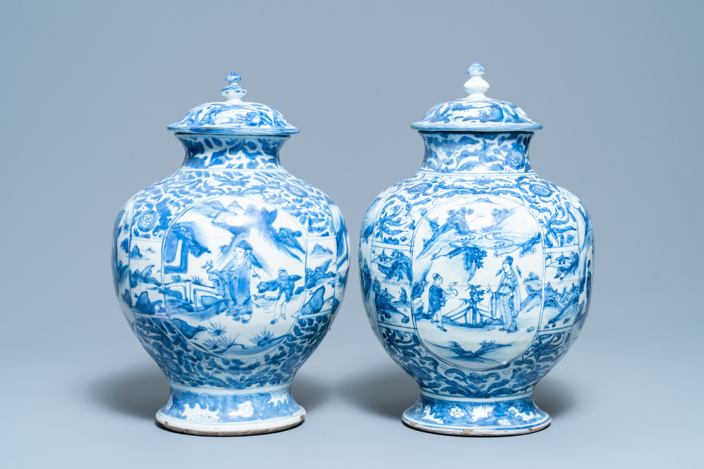 Deux vases couverts en porcelaine de Chine en bleu et blanc, Wanli