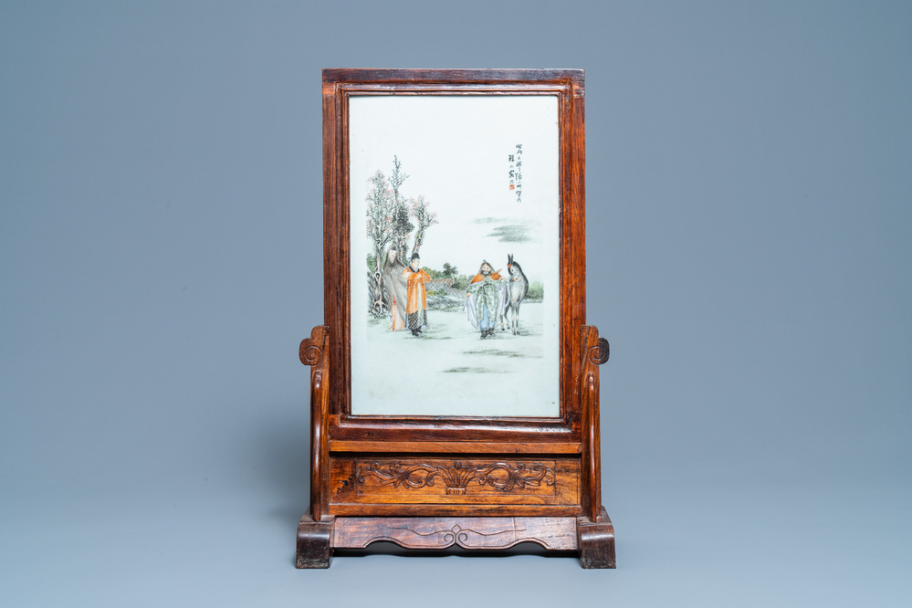 Een Chinees houten tafelscherm met qianjiang cai plaquette, 19/20e eeuw