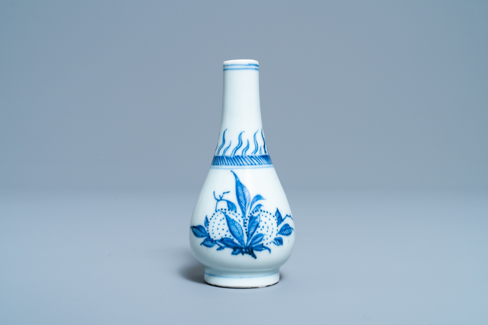 Un vase de forme poireau en porcelaine de Chine en bleu et blanc, &eacute;poque Transition