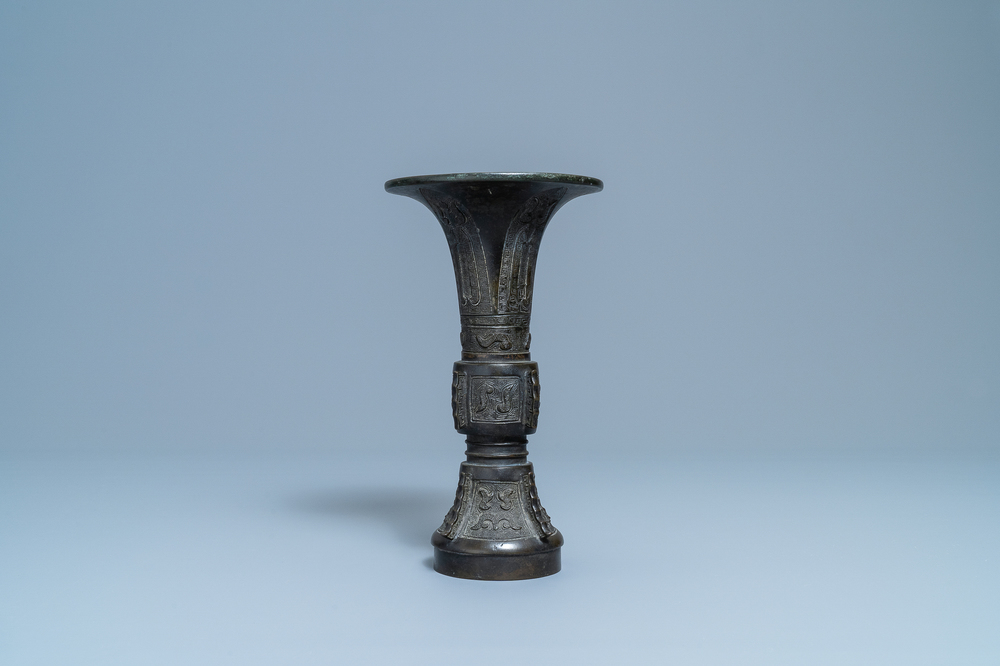 Un vase de forme 'gu' en bronze, Chine, Ming