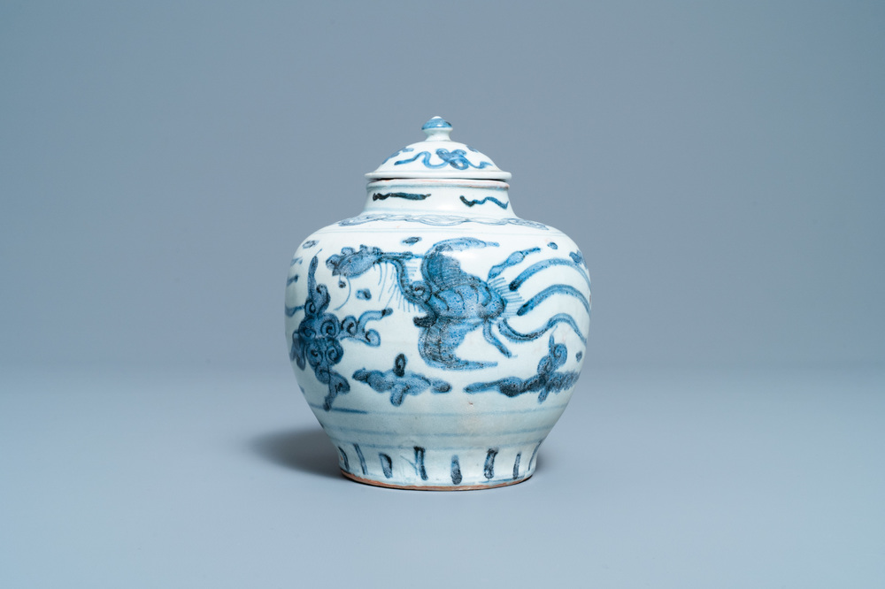 Un vase couvert en porcelaine de Chine en bleu et blanc &agrave; d&eacute;cor de ph&eacute;nix, Ming