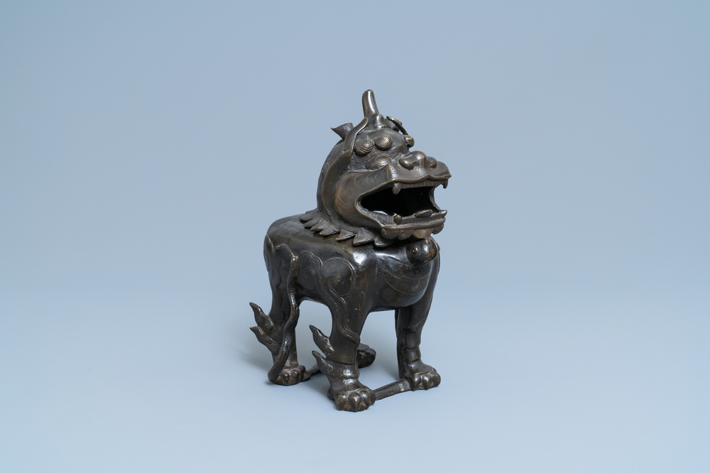 Un grand br&ucirc;le-parfum en bronze en forme de luduan, Ming