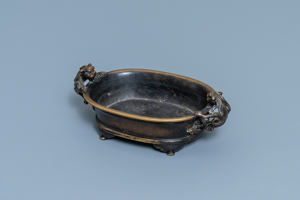 Een Chinese bronzen wierookbrander met chilong handgrepen, Xuande merk, Ming