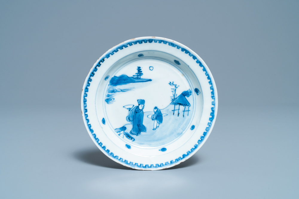 Een Chinese blauw-witte ko-sometsuke schotel voor de Japanse markt, Transitie periode