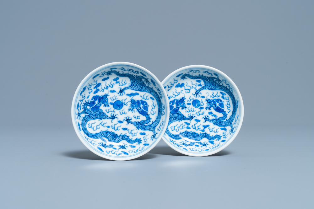 Une paire de coupes en porcelaine de Chine en bleu et blanc, marque de Kangxi, 19&egrave;me