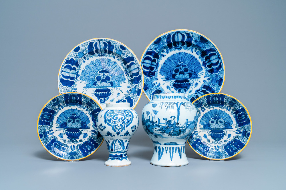 Four Dutch Delft blue and white 'peacock feather' plates and two vases, 18th C.