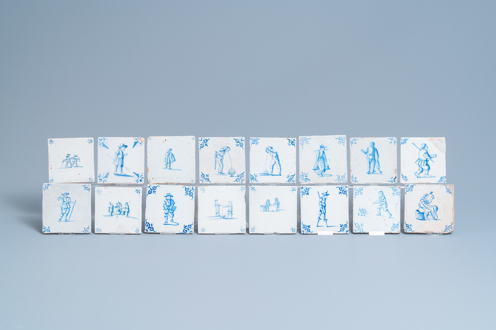 Seize carreaux en fa&iuml;ence de Delft en bleu et blanc &agrave; d&eacute;cor de figures, 17&egrave;me