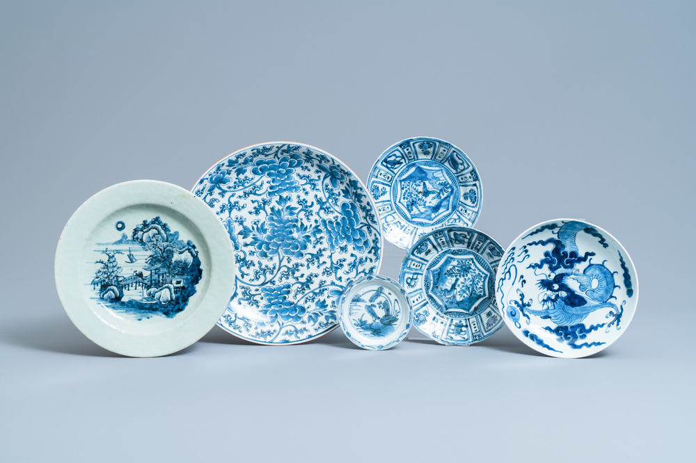 Six plats en porcelaine de Chine en bleu et blanc, Wanli et apr&egrave;s