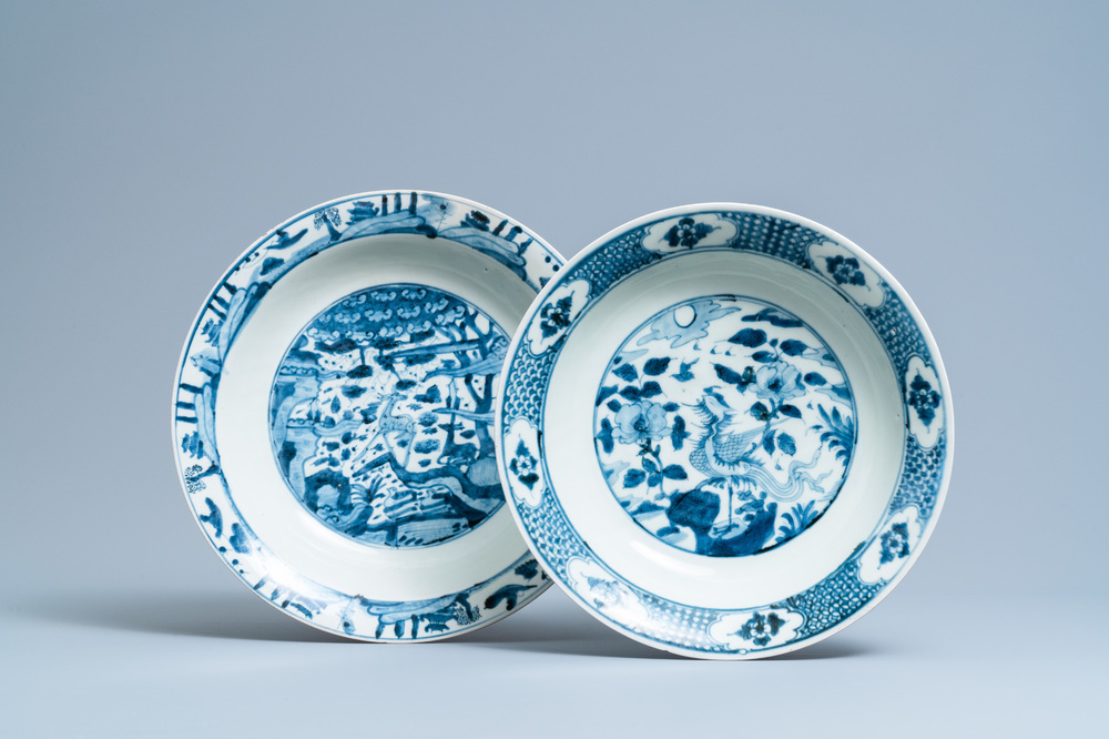 Twee grote Chinese blauw-witte Swatow schotels, Ming