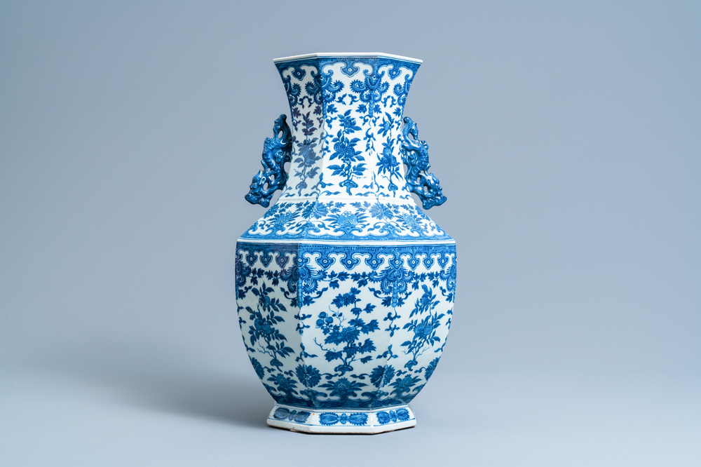 Een Chinese blauw-witte hexagonale 'hu' vaas met floraal decor, Qianlong merk, 19e eeuw