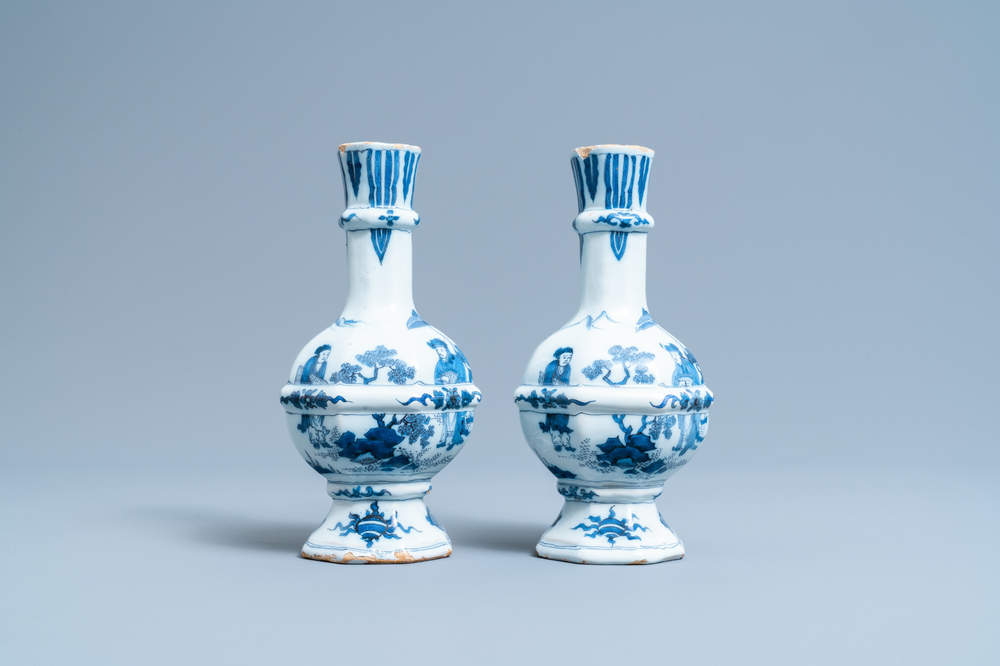 Een paar blauw-witte Delftse chinoiserie vazen, eind 17e eeuw