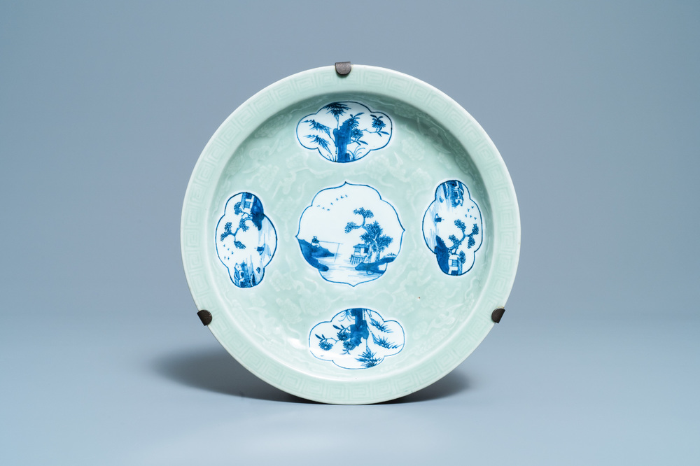 Un plat en porcelaine de Chine en bleu et blanc sur fond c&eacute;ladon, Qianlong