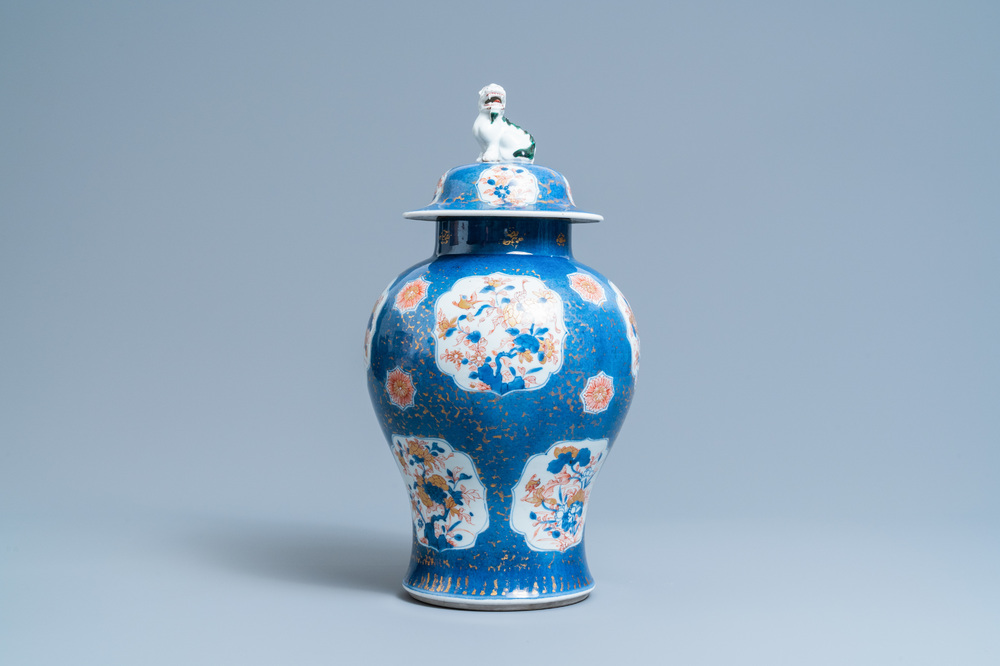 Een Chinese blauw-witte, ijzerrode en vergulde dekselvaas met poederblauwe fondkleur, Kangxi
