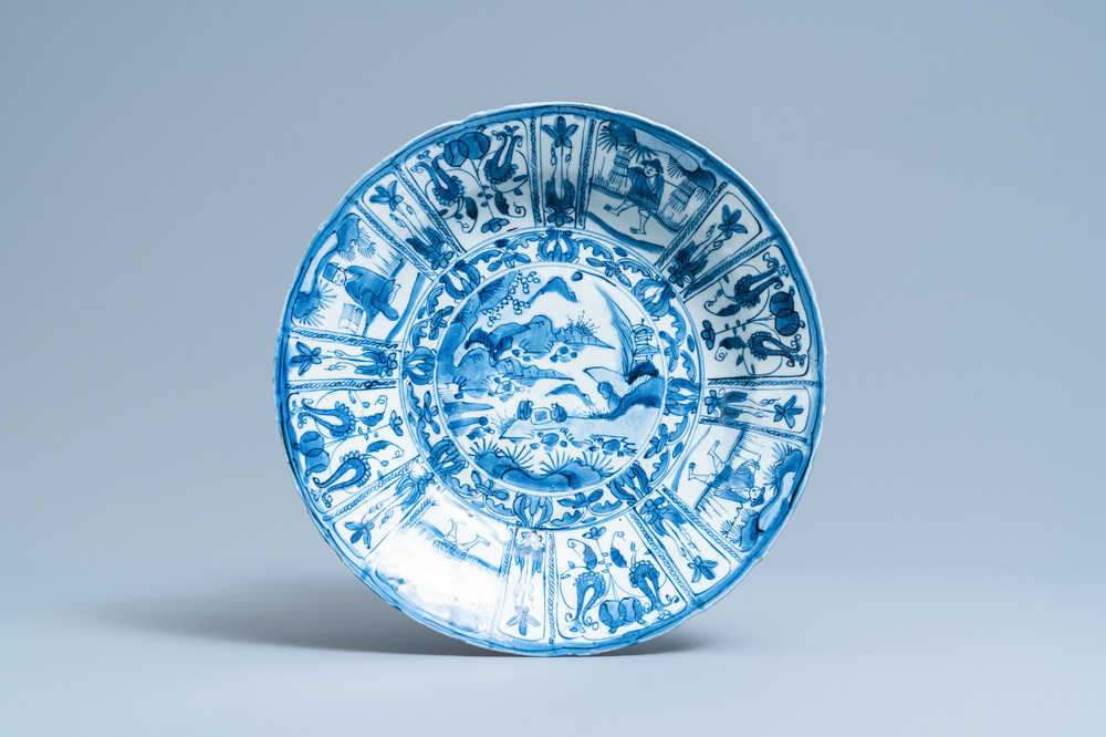 Un plat en porcelaine de Chine en bleu et blanc de type kraak &agrave; d&eacute;cor de joueurs de go, Wanli