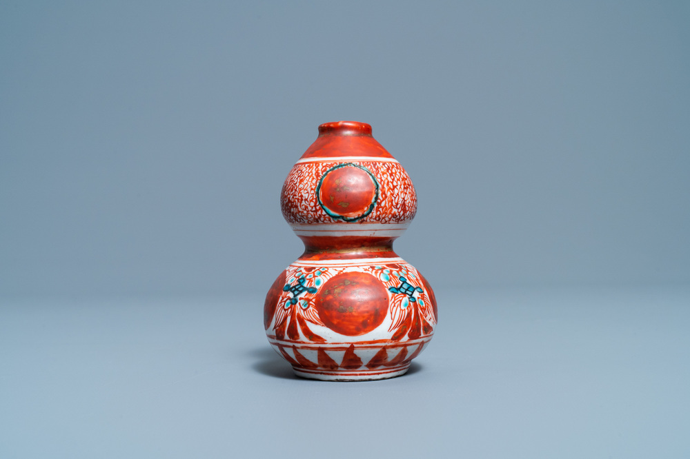 Un vase de forme double gourde en porcelaine de Chine polychrome dite 'de Swatow', Ming