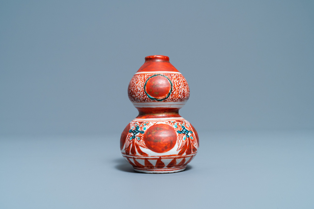 Een Chinese polychrome Swatow kalebasvaas, Ming