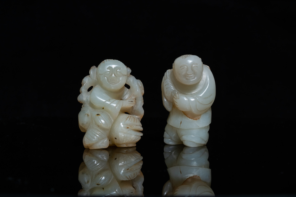 Twee Chinese celadon jade figuren van jongens, 19/20e eeuw