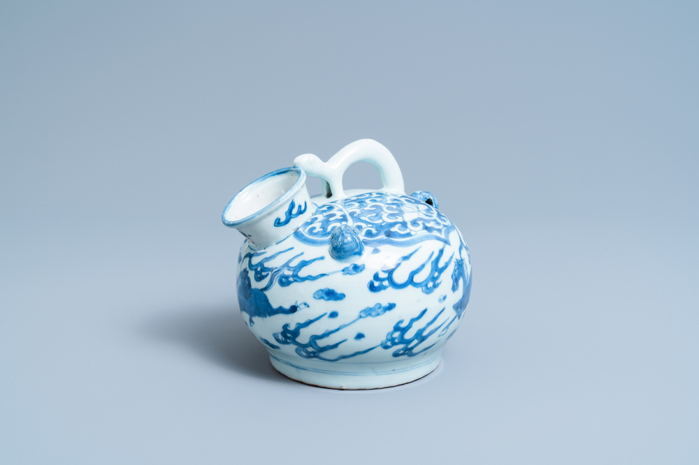 Une verseuse en porcelaine de Chine en bleu et blanc &agrave; d&eacute;cor de chevaux volants, Wanli