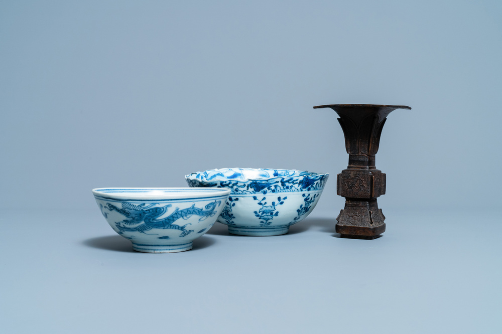 Deux bols en porcelaine de Chine en bleu et blanc et un vase en bronze, Ming